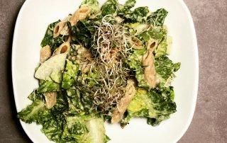 So bereitet ihr eine rein pflanzliche Ceasar Pasta mit Sprossen zu