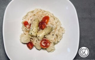 Eine leckere Risotto mit Spargel und Kirschtomaten