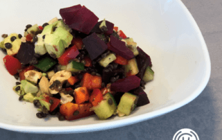 So bereitet man einen Linsensalat mit weiteren gesunden Zutaten wie Avocado und Rote Bete