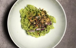 So bereitet man eine Guacamole mit italienischen Gewürzen zu