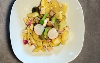 So bereitet man einen herzhaften Kartoffelsalat ohne Mayonnaise zu